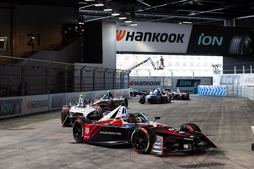 Pascal_Wehrlein_couronné_champion_du_monde_de_Formule_E_2024_au_Hankook_London_E_Prix_02