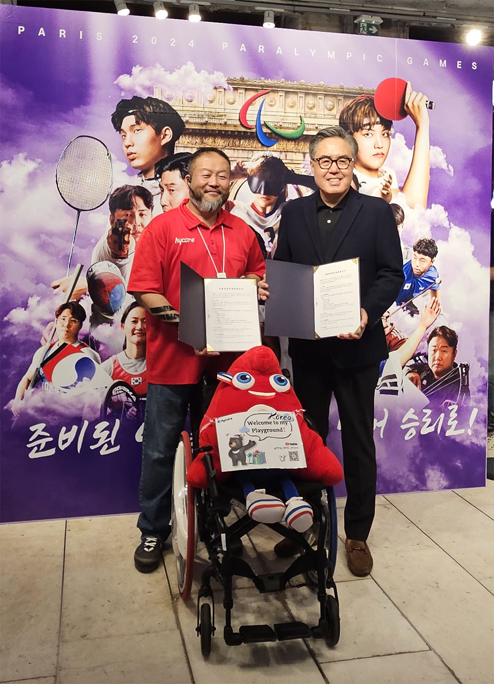 model_solution_ceo_byung-il_woo_and_hycore_ceo_dong-hyun_park_at_the_mou_signing_ceremony_from_right